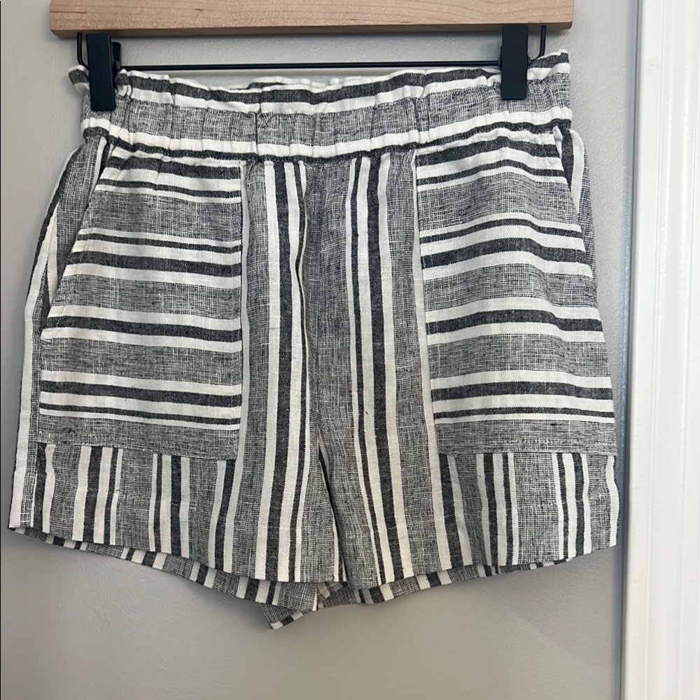 bp High Waist Black and White Striped Shorts.
💋Final price💋